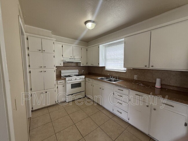 Foto del edificio - 334 W 63rd Pl N