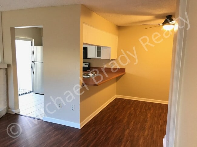 Building Photo - One Bedroom Condo!