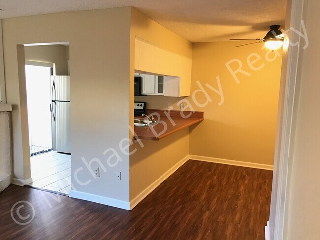 Foto del edificio - One Bedroom Condo!