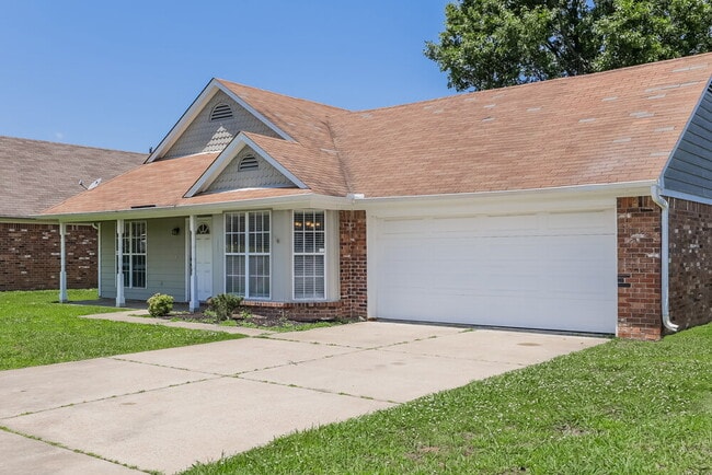 Building Photo - 1104 Parkview Cir N