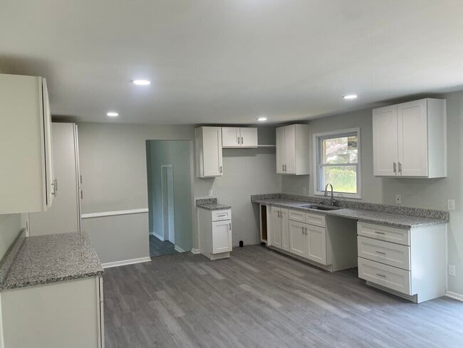 Foto del edificio - 32 King Arthur Ct