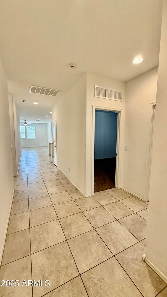 Building Photo - 1137 W Chimes Tower Dr