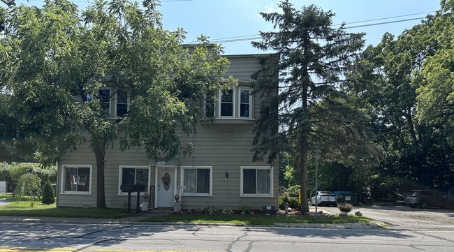 Foto del edificio - 22929 Huron River Dr