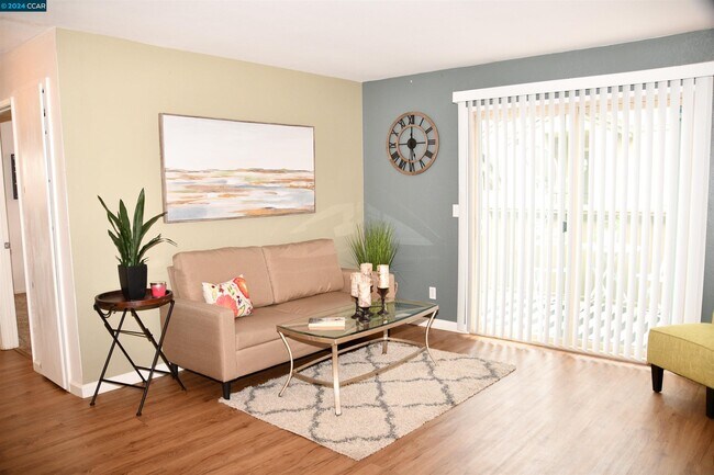 Foto del edificio - 2141 Lakeview Cir