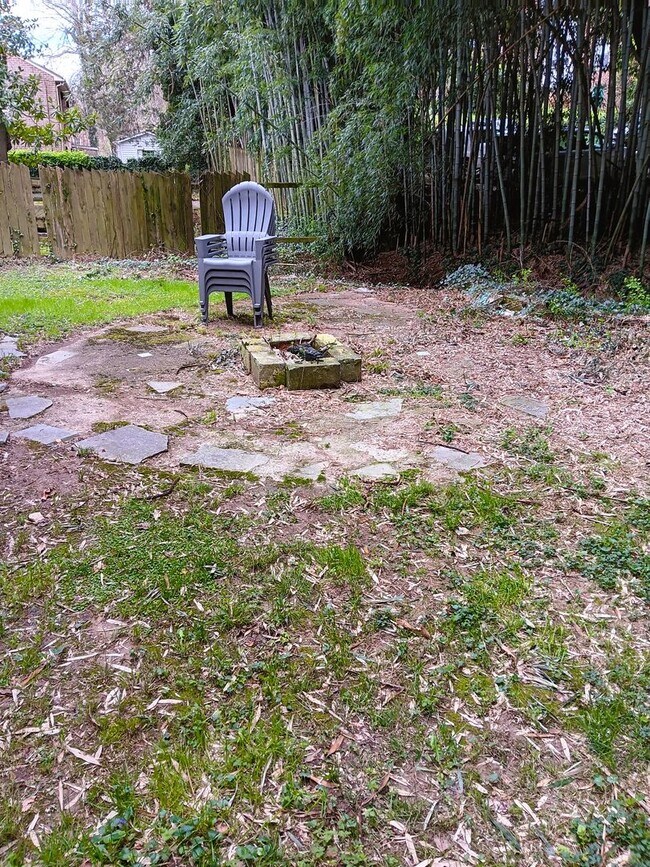 Building Photo - 2027-2028 Heart of the UVA Area 5 Bdrm / 2 Bath PARKING INCLUDED