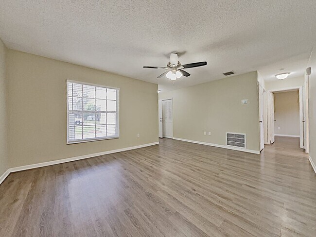 Building Photo - 3221 Knottypine Ave