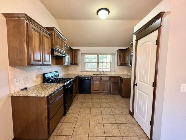 Building Photo - Home in the VALENCIA neighborhood in Edmond!