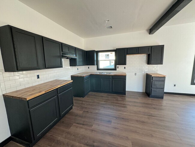 Foto del edificio - Newly remodeled 3 bedroom 2 bath across from Park!