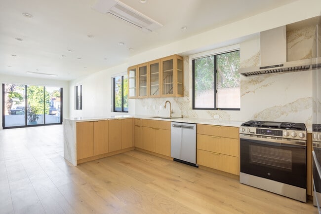 Building Photo - 456 N Poinsettia Pl