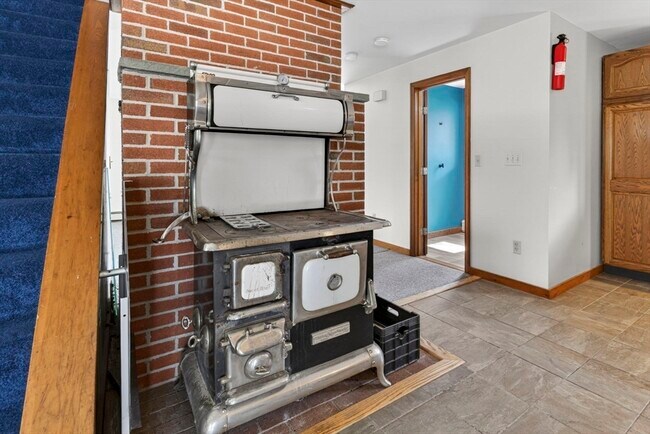 Foto del edificio - 6 Pine Woods Rd