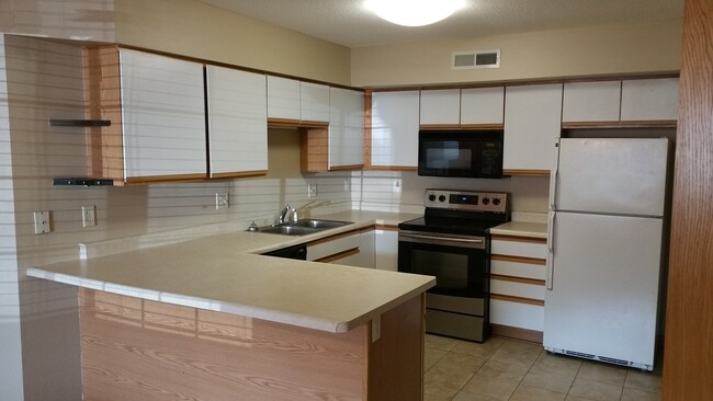 Building Photo - FALL 2024!  2 Bedroom, 1 bath condo in Nor...