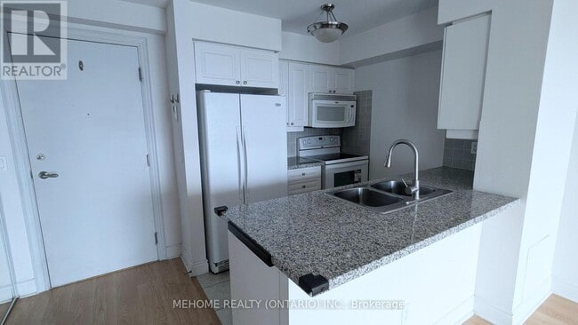 Building Photo - 15 Greenview Ave