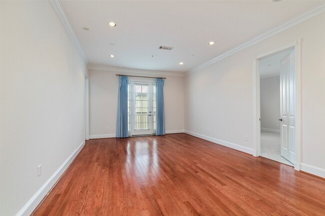 Foto del edificio - 7134 Mapleridge St