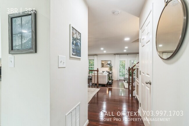 Building Photo - Fully renovated colonial in prime location.