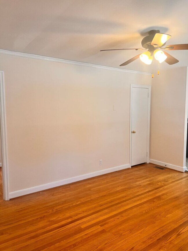 Foto del edificio - Charming 3 Bedroom 1 Bathroom - Available NOW