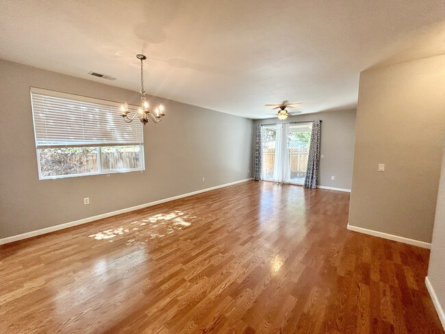 Building Photo - 392 Royal Troon Dr