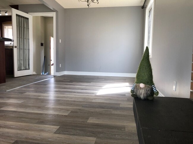 Building Photo - 3 Bed 1.5 Bath Unit in Edmonton, AB