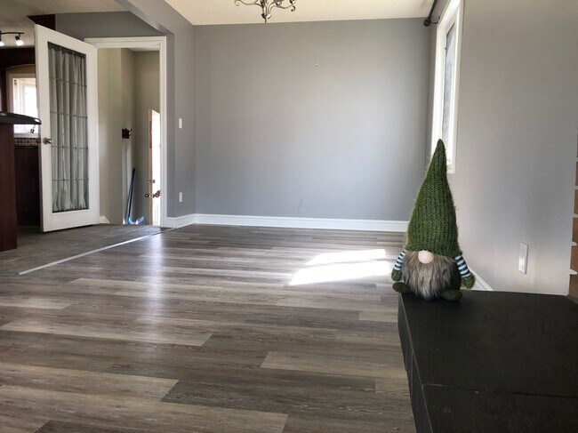 Photo du bâtiment - 3 Bed 1.5 Bath Unit in Edmonton, AB