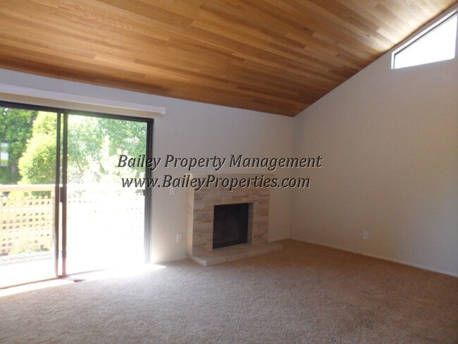 Building Photo - Gorgeous Seascape Townhouse