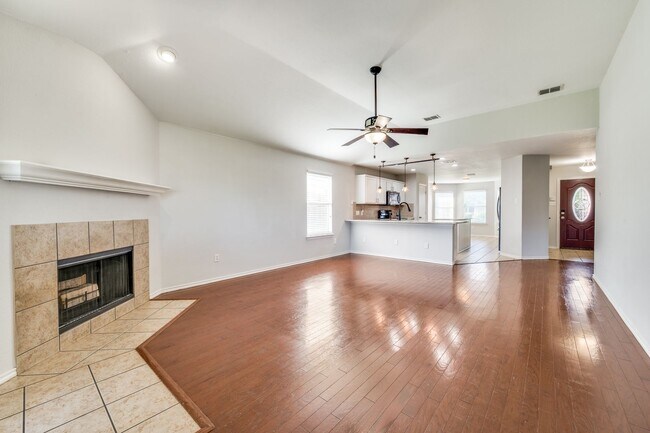 Foto del edificio - 1558 Chivalry Ln