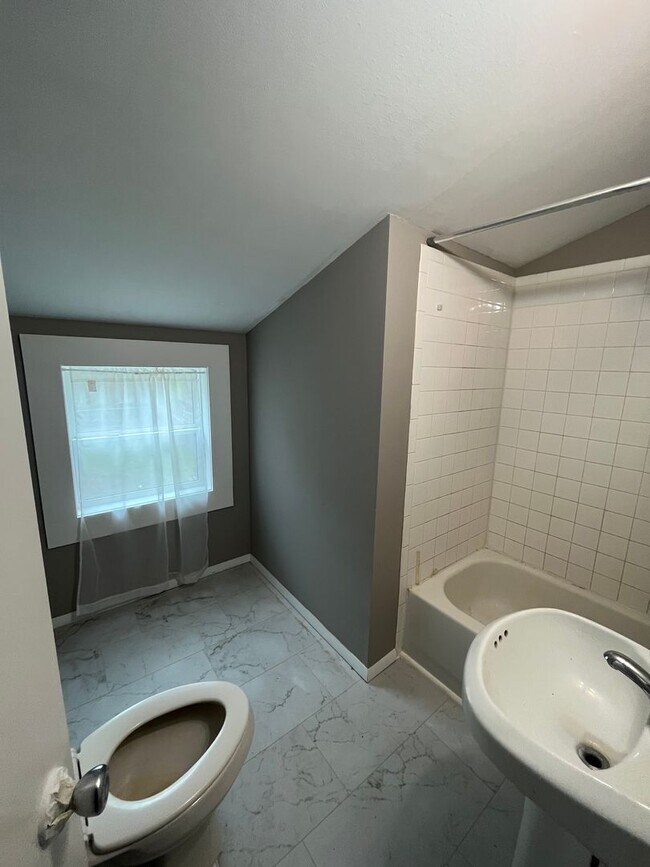 Building Photo - 3 Bedroom House Available Now!!