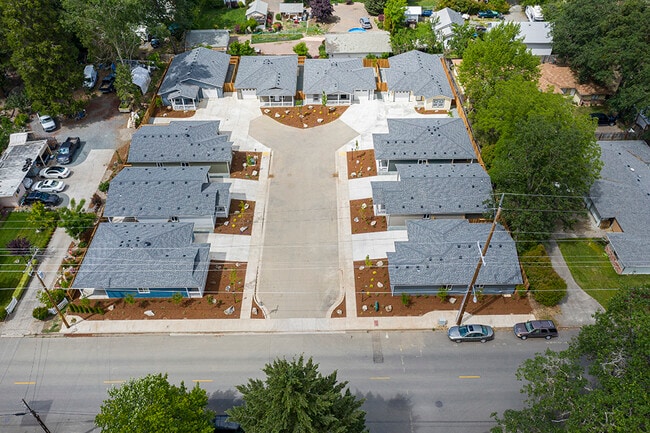 Building Photo - 1002 SE N St