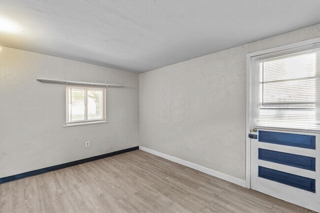 Foto del edificio - 1395 Bluebird Dr