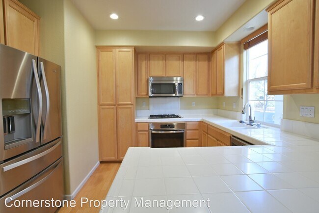Building Photo - 2273 Golden Crest Common