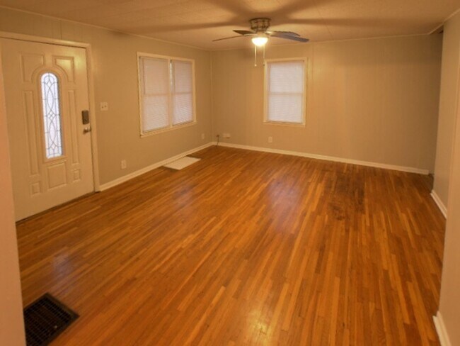 Foto del edificio - 310 E Market St