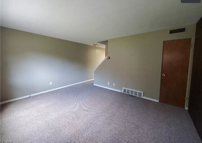 Building Photo - 215 Dalepark Dr
