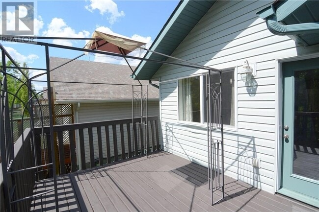 Building Photo - 4 Bed 3 Bath Unit in Sylvan Lake, AB