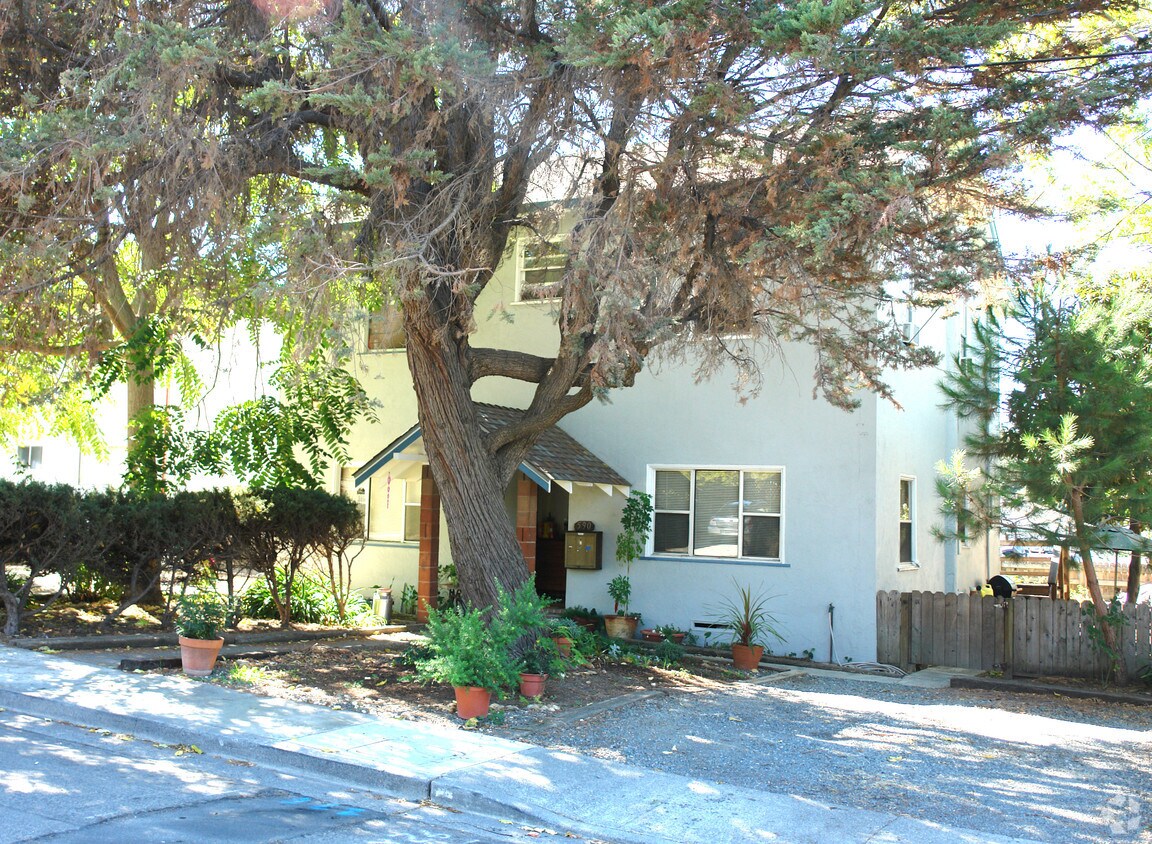 Primary Photo - 590 E H St