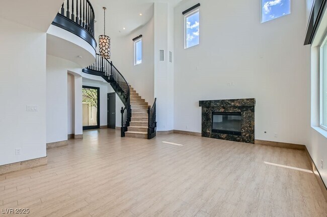 Foto del edificio - 729 Pinnacle Heights Ln