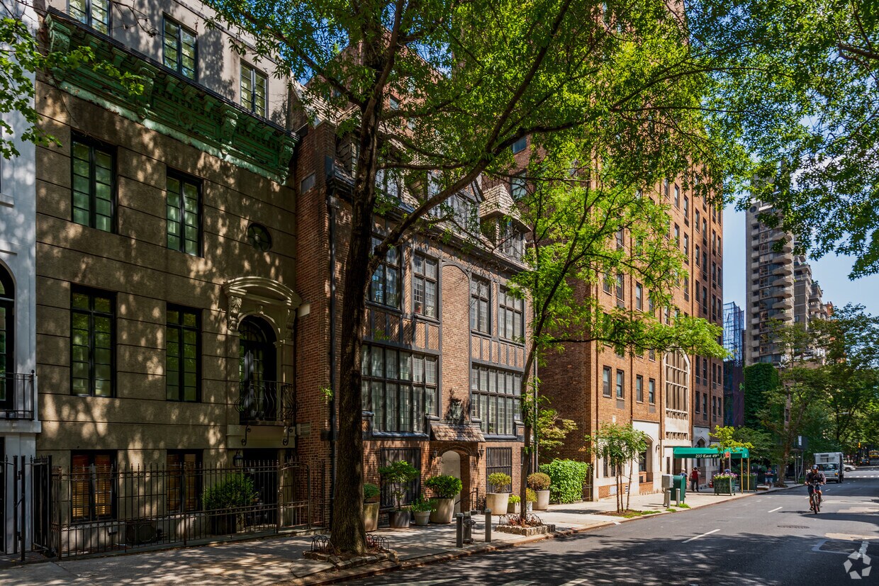 Foto del edificio - 225-227 E 49th St