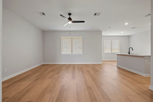 Building Photo - 3121 Banyan Dr
