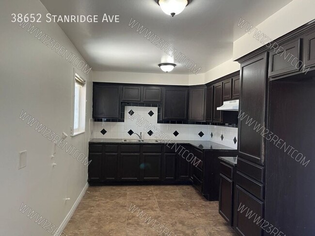Foto del edificio - 38652 Stanridge Ave