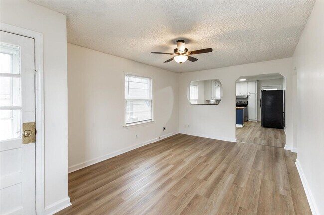 Building Photo - Renovated East Ridge 2 Bedroom with Large ...