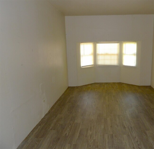 Building Photo - 4611 NW Santa Fe Ave