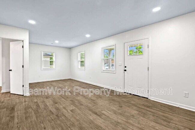 Building Photo - 3111 Azalea Dr