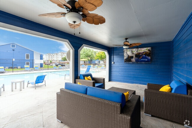 Refrescante piscina con asientos - The Bricks on 13th