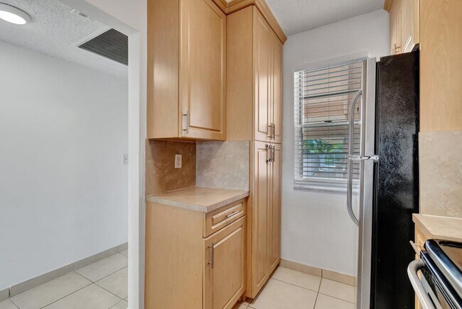 Foto del edificio - 8431 Royal Palm Blvd