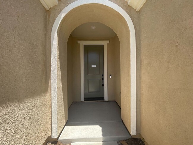 Building Photo - Comfortable & Convenient Living in the Hea...