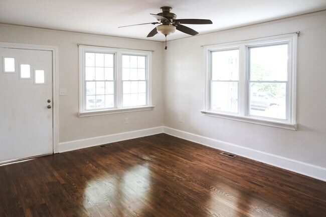 Foto del edificio - 2 bedroom, 1 bath Brick Bungalow in Prime ...