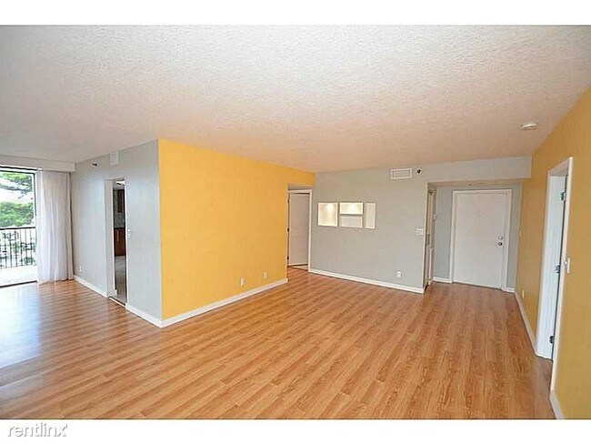 Building Photo - 5951 Wellesley Park Dr