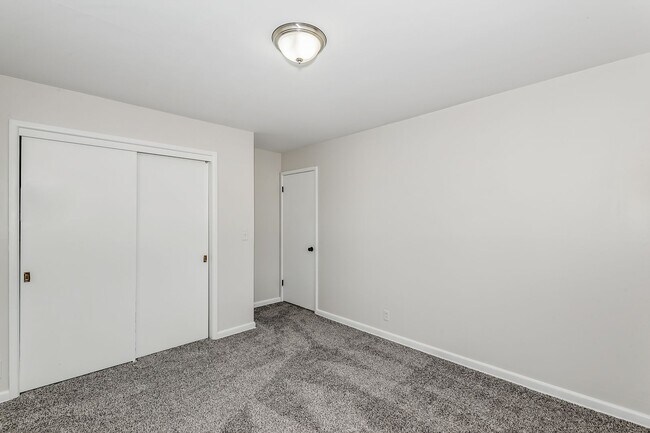 Building Photo - Large 3 Bedroom Updated Home