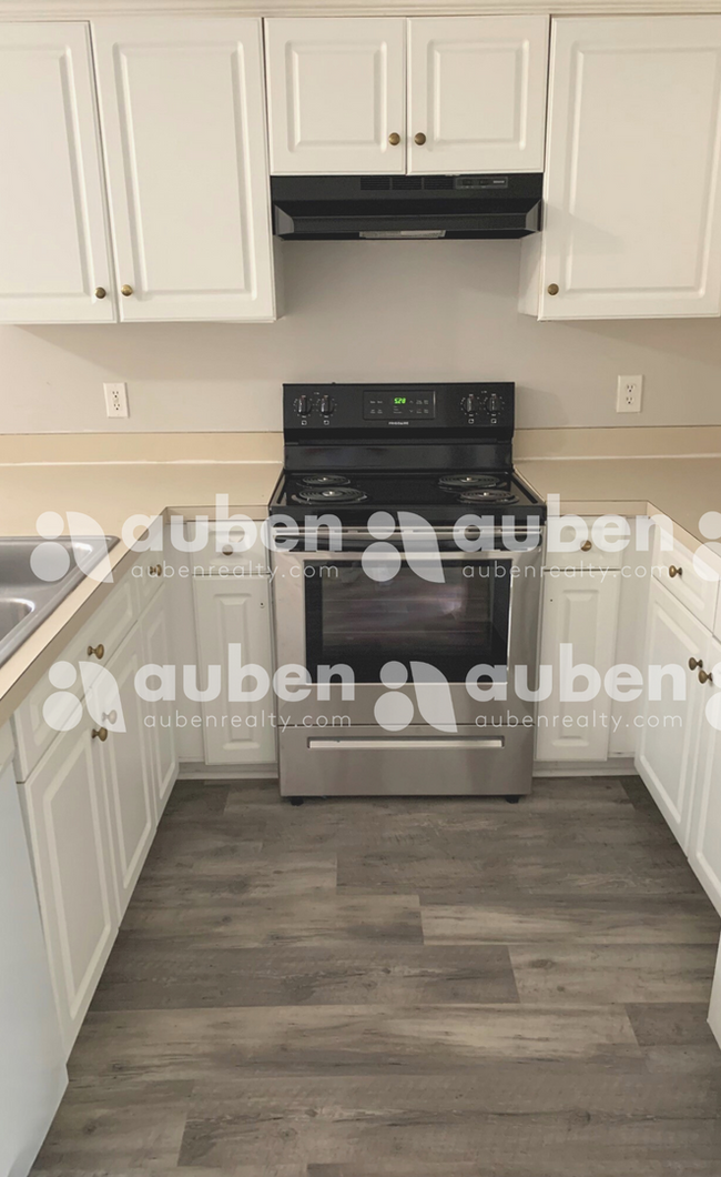 Foto del edificio - 2 story, 2 bedroom 1.5 bath end unit