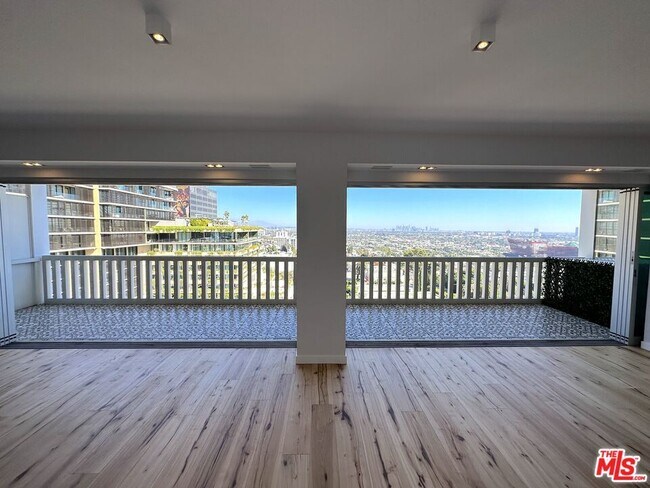 Building Photo - 999 N Doheny Dr