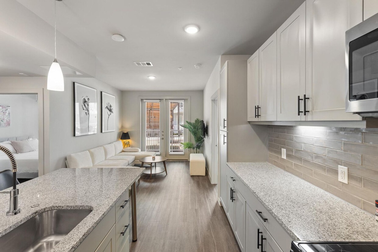 Foto principal - 5820 1/2 Cameron Rd