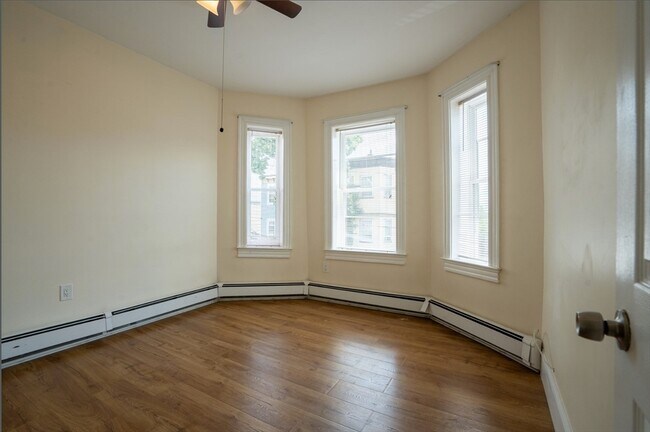 Building Photo - 420 Saratoga St