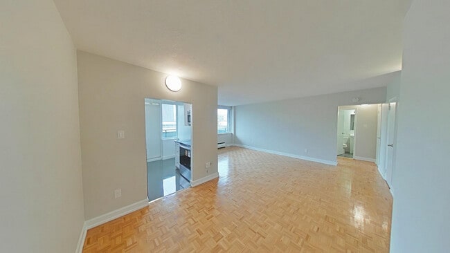 Building Photo - 36 Thorncliffe Park Drive